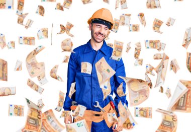 İspanyol üniformalı genç adam kameraya seksi bir ifadeyle bakıyor, neşeli ve mutlu bir yüzle..