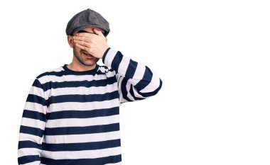 Hırsız maskesi takan genç ve yakışıklı bir adam. Gülümsüyor ve gülümsüyor. Gözleri şaşkınlıkla örtüyor. kör kavram. 