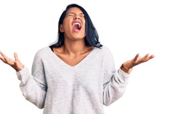 Uzun saçlı, günlük kıyafetler giyen, deli gibi bağırıp çağıran saldırgan ifadeli ve kolları havada İspanyol bir kadın. hüsran kavramı. 