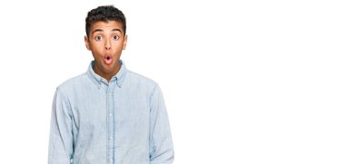 Genç, yakışıklı, Afro-Amerikan bir adam günlük kıyafetler giyiyor. Şaşırmış ve korkmuş bir ifade, korku ve heyecanlı bir yüz ifadesi var.. 