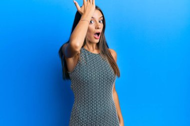 Gündelik giysiler giyen genç İspanyol kadın bir hata sonucu el ele tutuşup şaşırdı. Hatayı hatırla. Unuttum, kötü hafıza kavramı. 