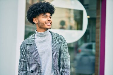 Genç Afrikalı Amerikalı iş adamı şehirde mutlu mesut dikiliyor..