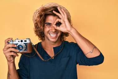 Şapka takan genç İspanyol adam gülümsüyor, gülümsüyor, tamam imzasını atıyor, parmaklarının arasından bakıyor. 