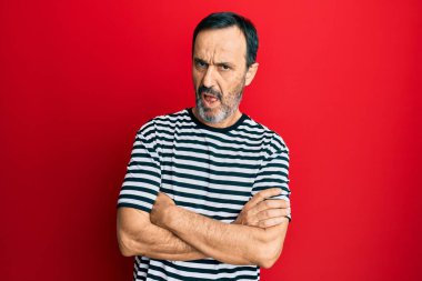 Orta yaşlı İspanyol bir adam şok olmuş gibi giyinmiş, şüpheci ve alaycı görünüyor, ağzı açık kalınca şaşırıyor. 