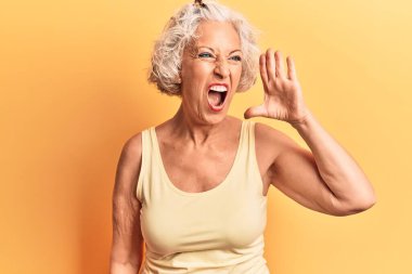Son sınıftaki gri saçlı kadın günlük kıyafetler giyip el ele tutuşarak bağırıyor ve çığlık atıyordu. iletişim konsepti. 