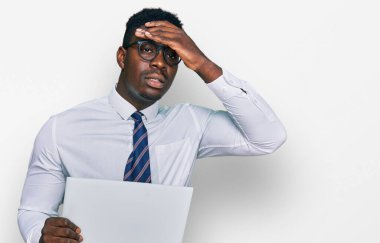 Yakışıklı iş adamı elinde boş afiş tutarken gergin ve hayal kırıklığına uğramış, şaşırmış ve kızgın bir yüzü var. 