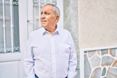 Son sınıf öğrencisi gülümseyerek şehirde mutlu mesut yürüyor..