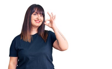 Gündelik kıyafetler giyen, gülümseyen, el ve parmaklarıyla 