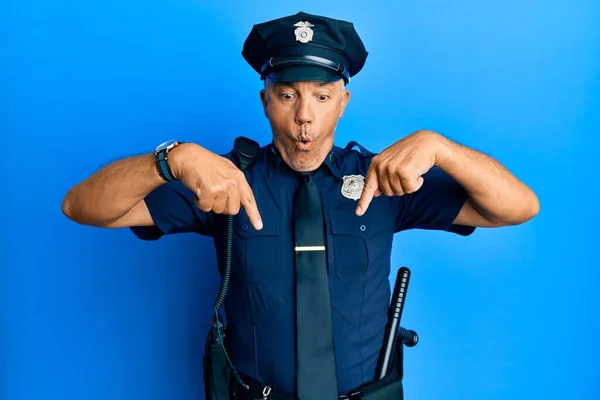 Yakışıklı Olgun Polis Üniforması Giyen Reklamını Gösteren Parmaklarıyla Işaret Eden — Stok fotoğraf