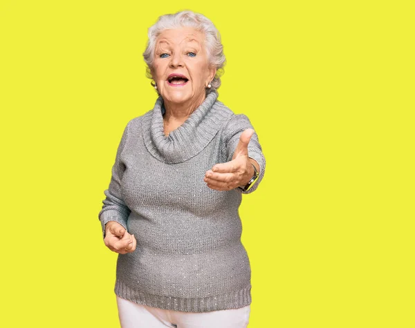 Eine Ältere Grauhaarige Frau Lässigem Winterpullover Lächelt Freundlich Und Reicht — Stockfoto