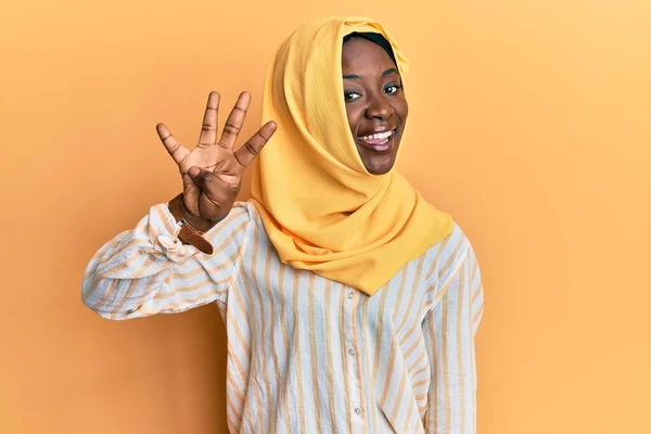 Bella Africana Giovane Donna Indossa Tradizionale Sciarpa Hijab Islamico Mostrando — Foto Stock