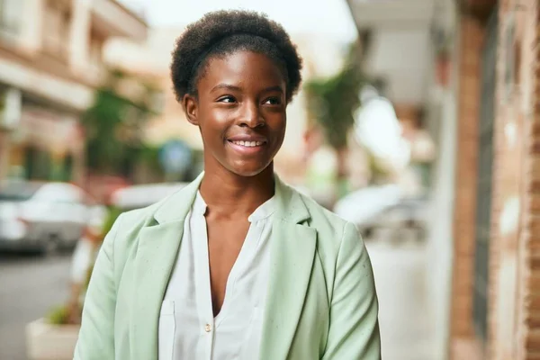 Joven Mujer Negocios Afroamericana Sonriendo Feliz Pie Ciudad — Foto de Stock