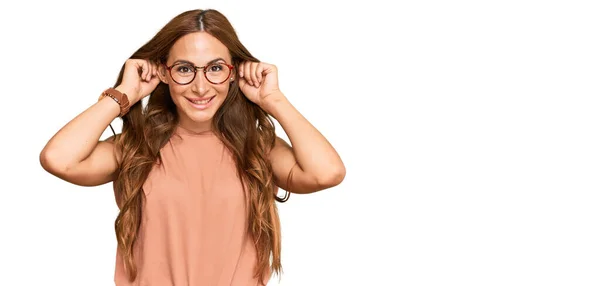 Mulher Hispânica Jovem Vestindo Roupas Casuais Óculos Sorrindo Puxando Orelhas — Fotografia de Stock