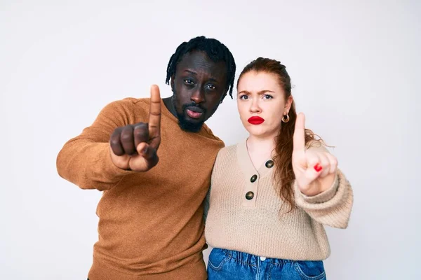 Couple Interracial Portant Des Vêtements Décontractés Pointant Doigt Expression Colère — Photo
