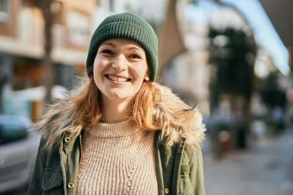 Jong Kaukasisch Meisje Glimlachen Gelukkig Staan Stad — Stockfoto