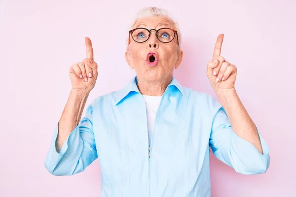 Starší Krásná Žena Modrýma Očima Šedivými Vlasy Brýlemi Ohromeně Překvapeně — Stock fotografie