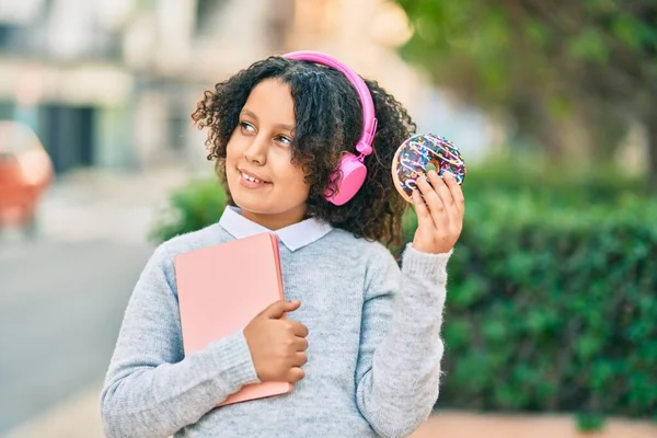 Αξιολάτρευτη Ισπανίδα Μαθήτρια Που Κρατάει Βιβλίο Και Τρώει Ντόνατ Στο — Φωτογραφία Αρχείου