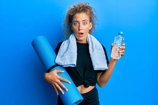 Schöne Kaukasische Teenager Mädchen Hält Yogamatte Und Wasserflasche Schockgesicht Sieht — Stockfoto