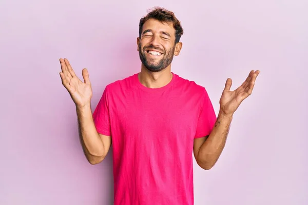 분홍색 셔츠를 셔츠를 잘생긴 남자가 성공을 축하하며 듯이미친 — 스톡 사진