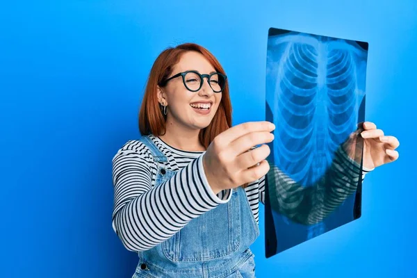 Hermosa Pelirroja Sosteniendo Radiografía Del Pecho Sonriendo Riendo Voz Alta —  Fotos de Stock