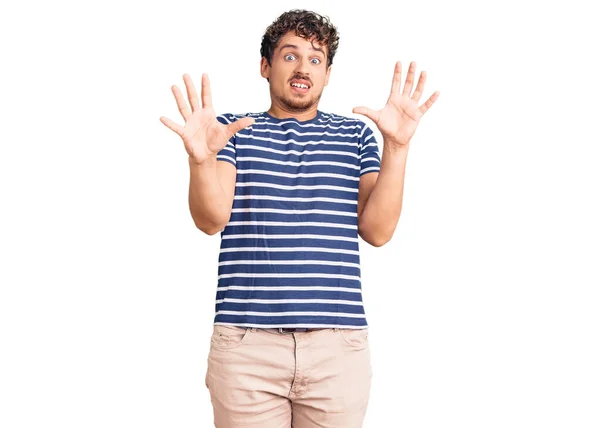 Homem Bonito Jovem Com Cabelo Encaracolado Vestindo Roupas Casuais Com — Fotografia de Stock