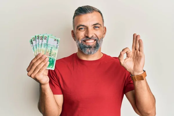 Orta Yaşlı Yakışıklı Adam Elinde Hong Kong Doları Banknot Tutuyor — Stok fotoğraf