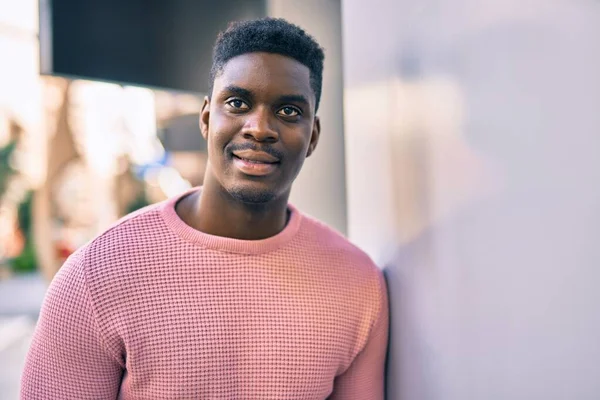 站在城市前快乐地微笑着的年轻的非洲裔美国人 — 图库照片