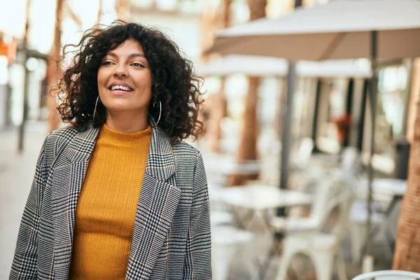Junge Hispanische Geschäftsfrau Lächelt Glücklich Der Stadt — Stockfoto