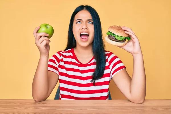 Fiatal Ázsiai Lány Összehasonlítva Burger Egészséges Alma Dühös Őrült Sikoltozó — Stock Fotó