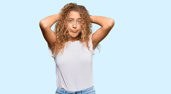 Prachtige Blanke Tiener Meisje Draagt Casual Witte Tshirt Doen Bunny — Stockfoto