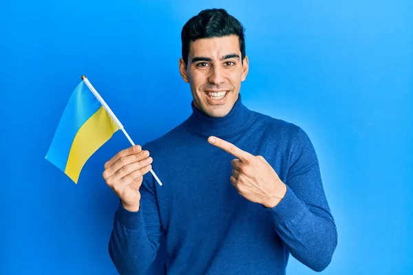 Bonito Homem Hispânico Vestindo Bandeira Ucraniana Sorrindo Feliz Apontando Com — Fotografia de Stock