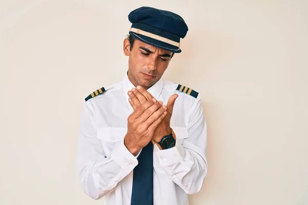 Ung Latinamerikansk Man Bär Flygplan Pilot Uniform Lider Smärta Händer — Stockfoto