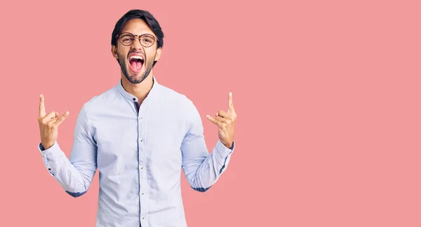 Pohledný Hispánec Pracovní Košili Brýlích Křičící Bláznivým Výrazem Jak Dělá — Stock fotografie