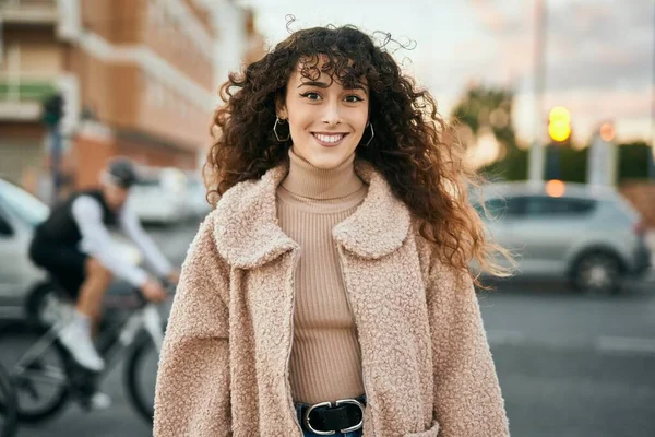 Joven Mujer Hispana Sonriendo Feliz Pie Ciudad —  Fotos de Stock