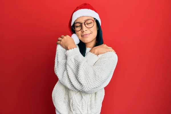 Mulher Hispânica Bonita Usando Chapéu Natal Abraçando Feliz Positiva Sorrindo — Fotografia de Stock