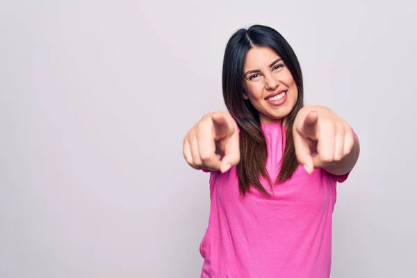 Junge Schöne Brünette Frau Lässigem Rosa Shirt Steht Über Weißem — Stockfoto