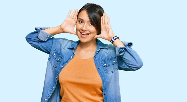 Jonge Mooie Latijns Amerikaanse Vrouw Met Kort Haar Casual Spijkerjasje — Stockfoto