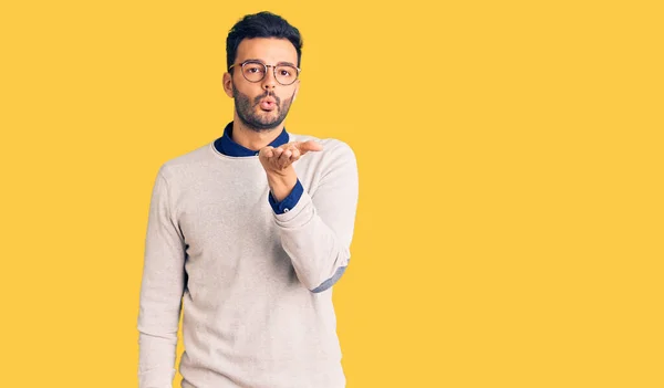 Homem Hispânico Bonito Jovem Vestindo Roupas Elegantes Óculos Olhando Para — Fotografia de Stock