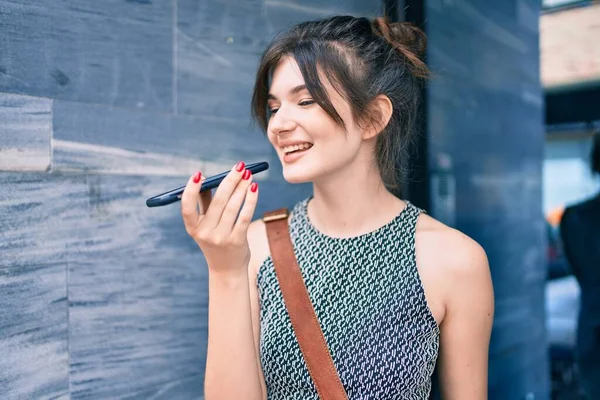 Junge Kaukasische Geschäftsfrau Lächelt Glücklich Und Sendet Sprachnachrichten Smartphone Die — Stockfoto