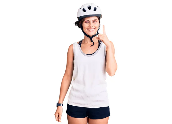 Bella Giovane Donna Con Capelli Corti Che Indossa Casco Bici — Foto Stock