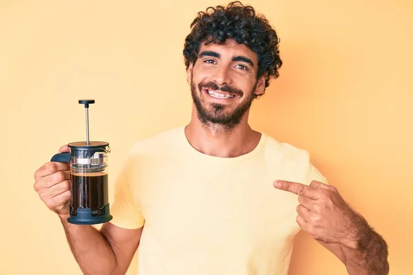 Beau Jeune Homme Aux Cheveux Bouclés Ours Tenant Cafetière Française — Photo