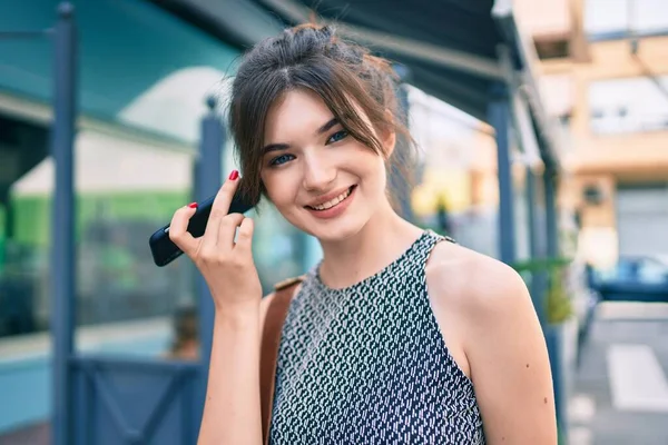 Młoda Biała Bizneswoman Uśmiecha Się Szczęśliwy Słuchając Wiadomości Audio Pomocą — Zdjęcie stockowe