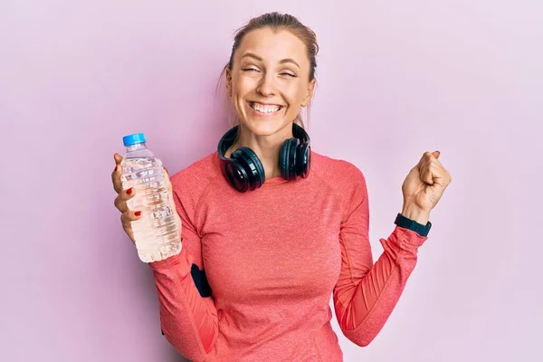 Schöne Kaukasische Sportlerin Trägt Sportbekleidung Trinkflasche Wasser Schreiend Stolz Feiert — Stockfoto