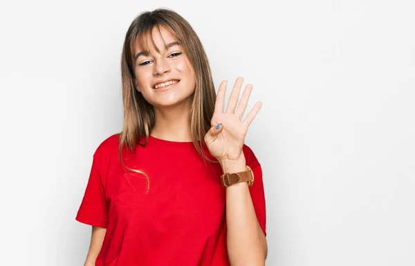 ティーンCaucasian女の子身に着けていますカジュアル赤Tシャツショーとポイントアップとともに指番号4ながら笑顔自信と幸せ — ストック写真