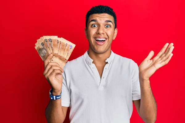 Joven Árabe Sosteniendo Billetes Rand Sudafricanos Celebrando Logro Con Sonrisa —  Fotos de Stock