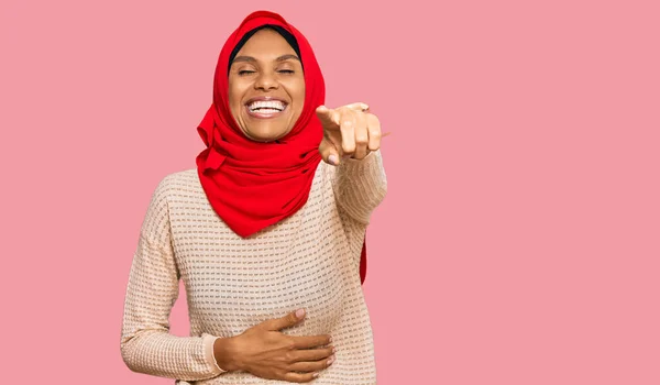 身穿传统伊斯兰头巾的年轻的非洲裔美国女人嘲笑你 用手指指着镜头 满身羞愧的表情 — 图库照片