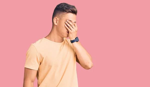 Homem Bonito Jovem Vestindo Roupas Casuais Cansado Esfregando Nariz Olhos — Fotografia de Stock