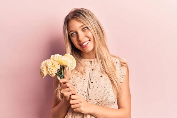 Ung Blond Kvinne Med Blomster Som Ser Positivt Lykkelig Smiler – stockfoto