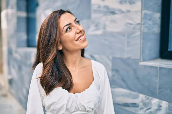 Joven Mujer Hispana Sonriendo Feliz Caminando Por Ciudad —  Fotos de Stock