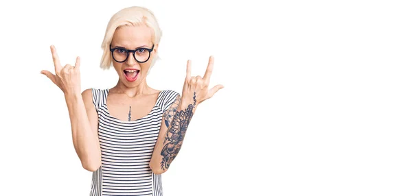 Giovane Donna Bionda Con Tatuaggio Che Indossa Abiti Casual Occhiali — Foto Stock